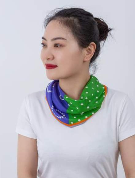 Foulard en soie triangulaire