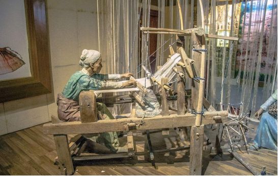 What is the development history of woven jacquard